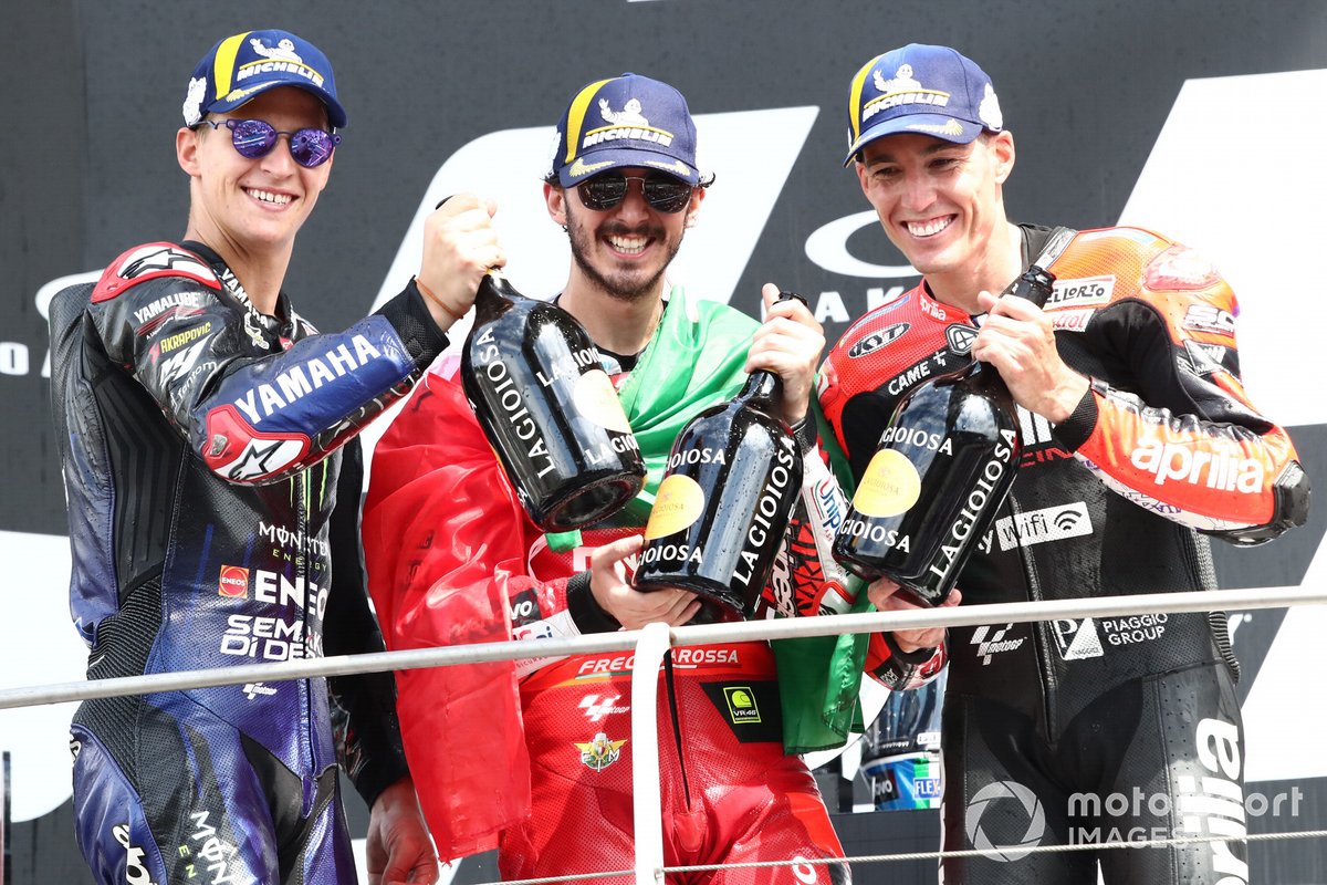 Podio: ganador de la carrera Francesco Bagnaia, equipo Ducati, segundo lugar Fabio Quartararo, Yamaha Factory Racing, tercer lugar Aleix Espargaró, Aprilia Racing