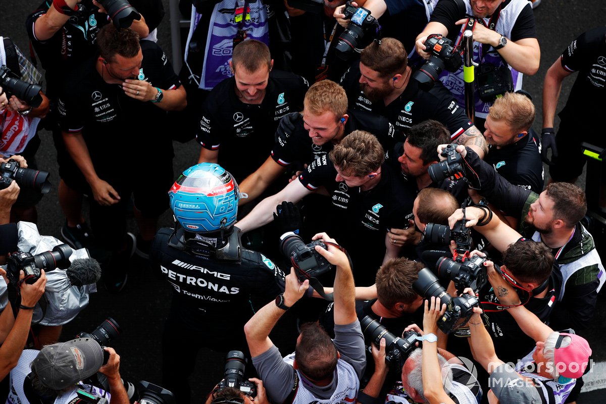 Ganador de la pole George Russell, de Mercedes-AMG, celebra con su equipo en el Parc Ferme