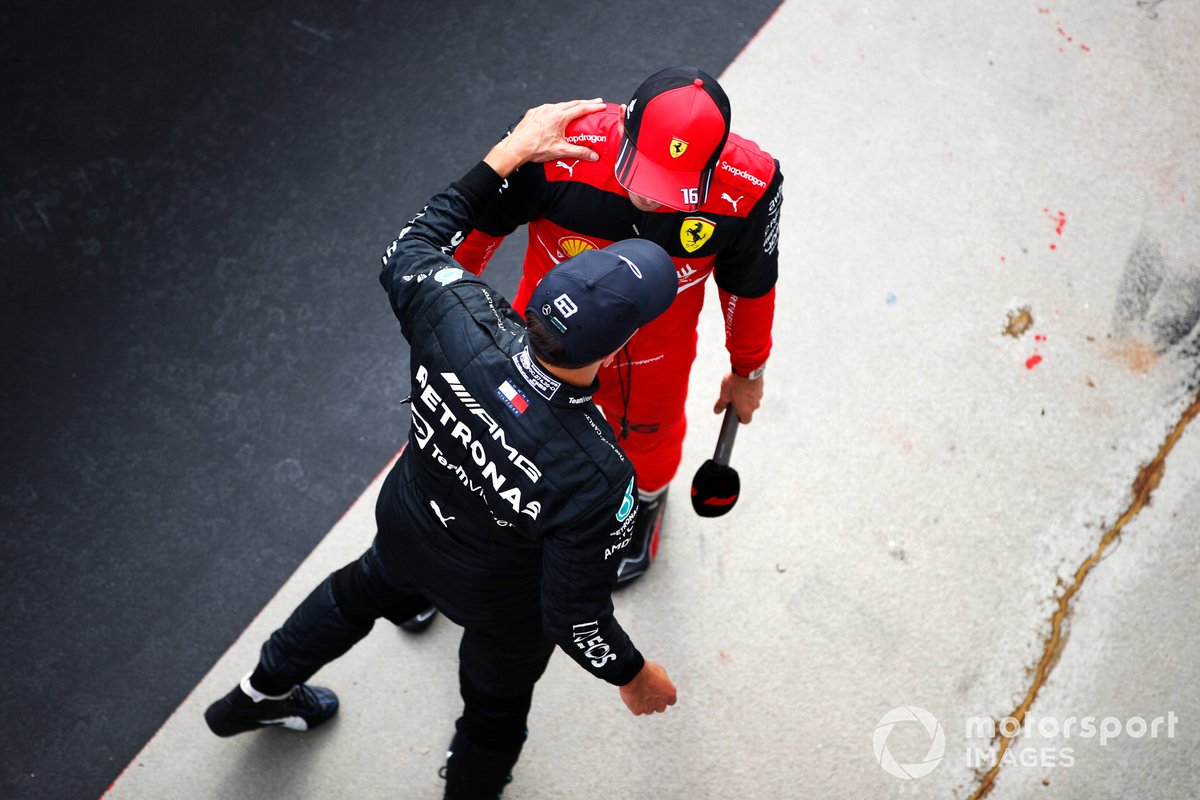 Ganador de la pole George Russell, de Mercedes-AMG, es felicitado por Charles Leclerc, de Ferrari, en el Parc Ferme