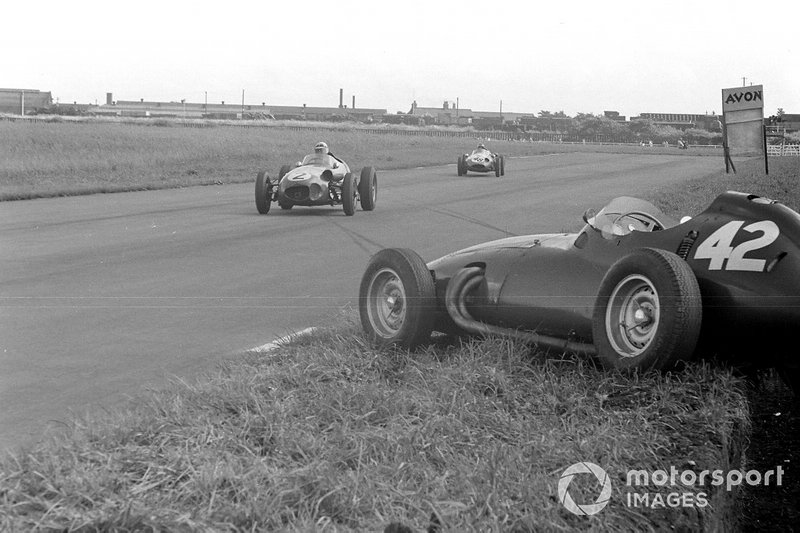 Roy Salvadori, Aston Martin DBR4/250, delante de Chris Bristow, Cooper T51 Borgward, pasando delante del BRM P25 de Ron Flockhart