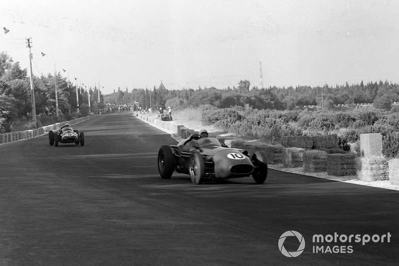 Roy Salvadori, Aston Martin DBR4/250, delante de Maurice Trintignant, Cooper T51 Climax