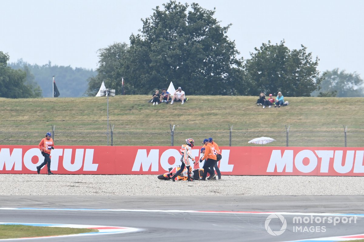 Caída de Stefan Bradl, equipo Repsol Honda