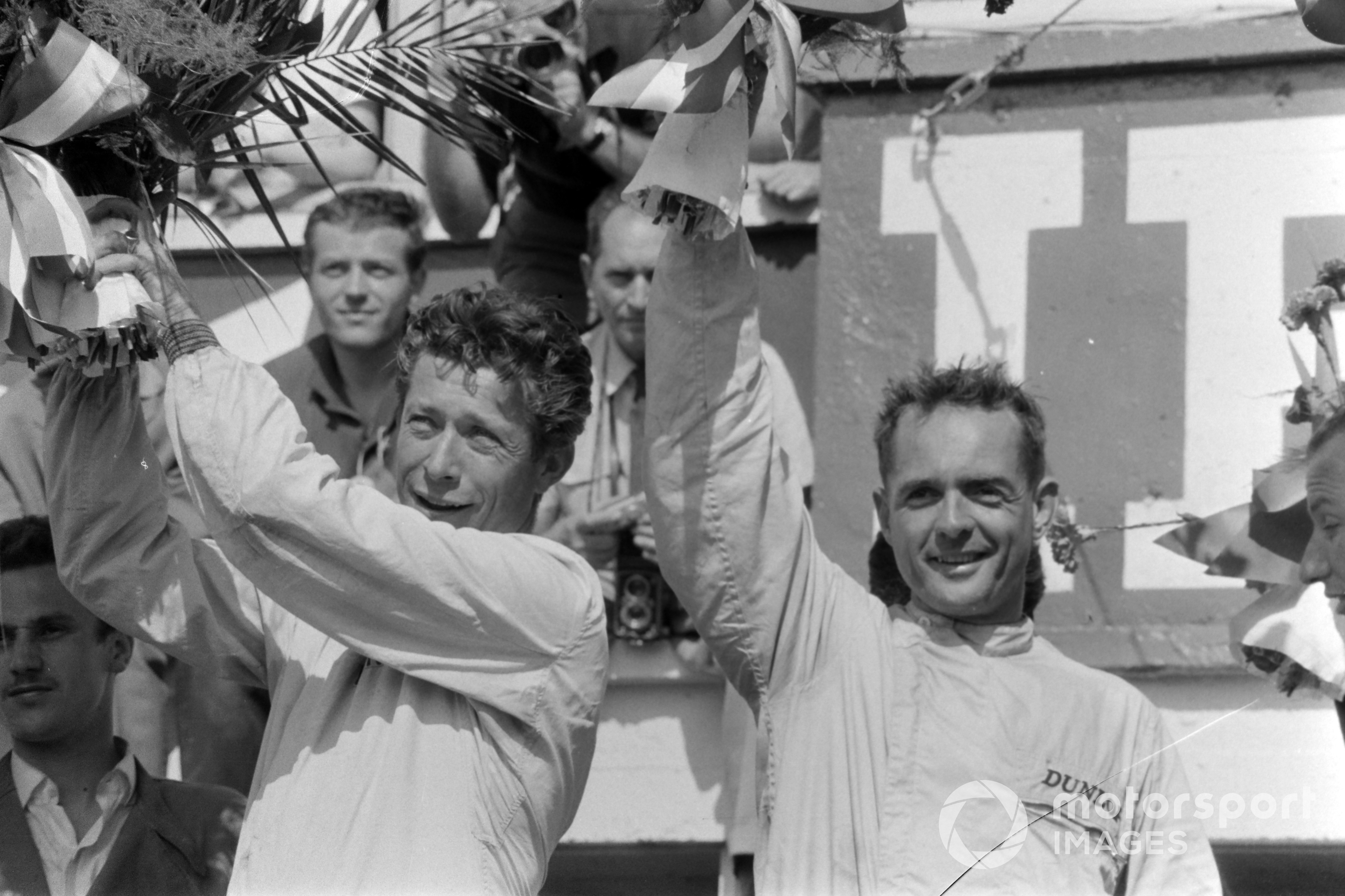 Olivier Gendebien y Phil Hill, 1ª posición, en el podio de las 24 Horas de Le Mans de 1962.