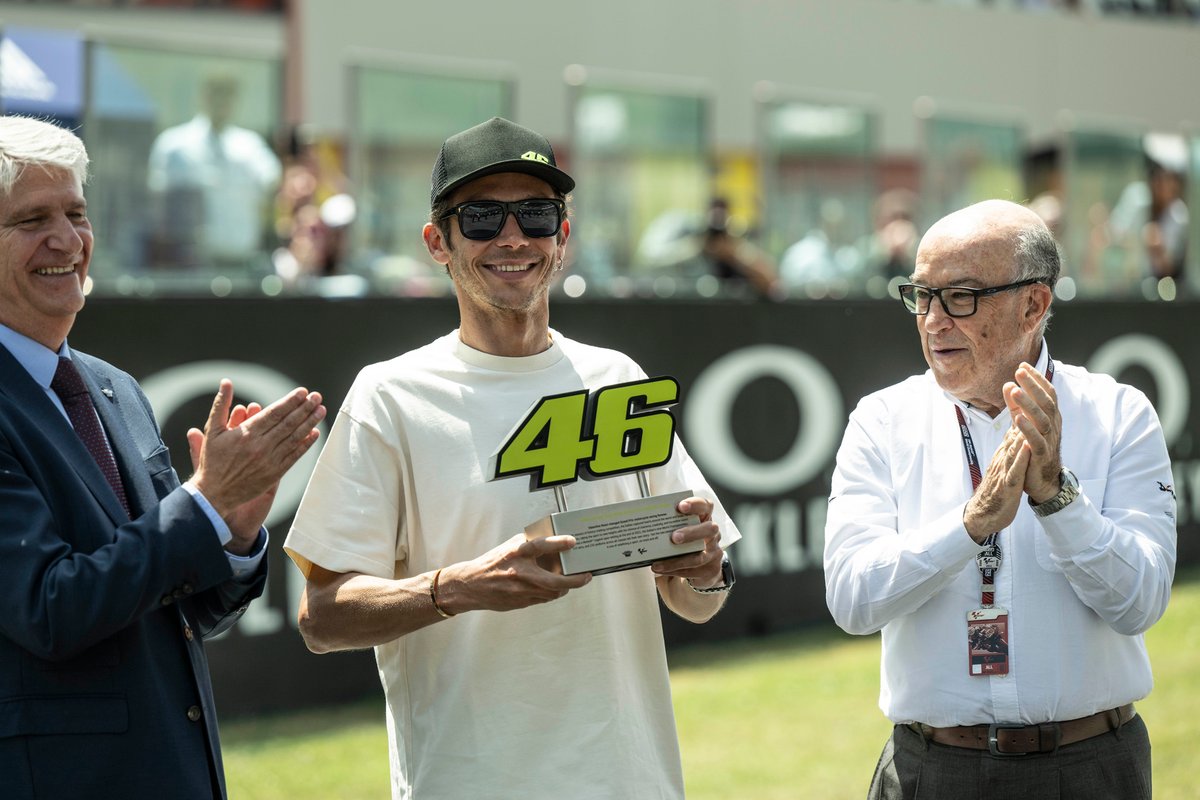 Valentino Rossi, retira su número 46 con Carmelo Ezpeleta, CEO de Dorna