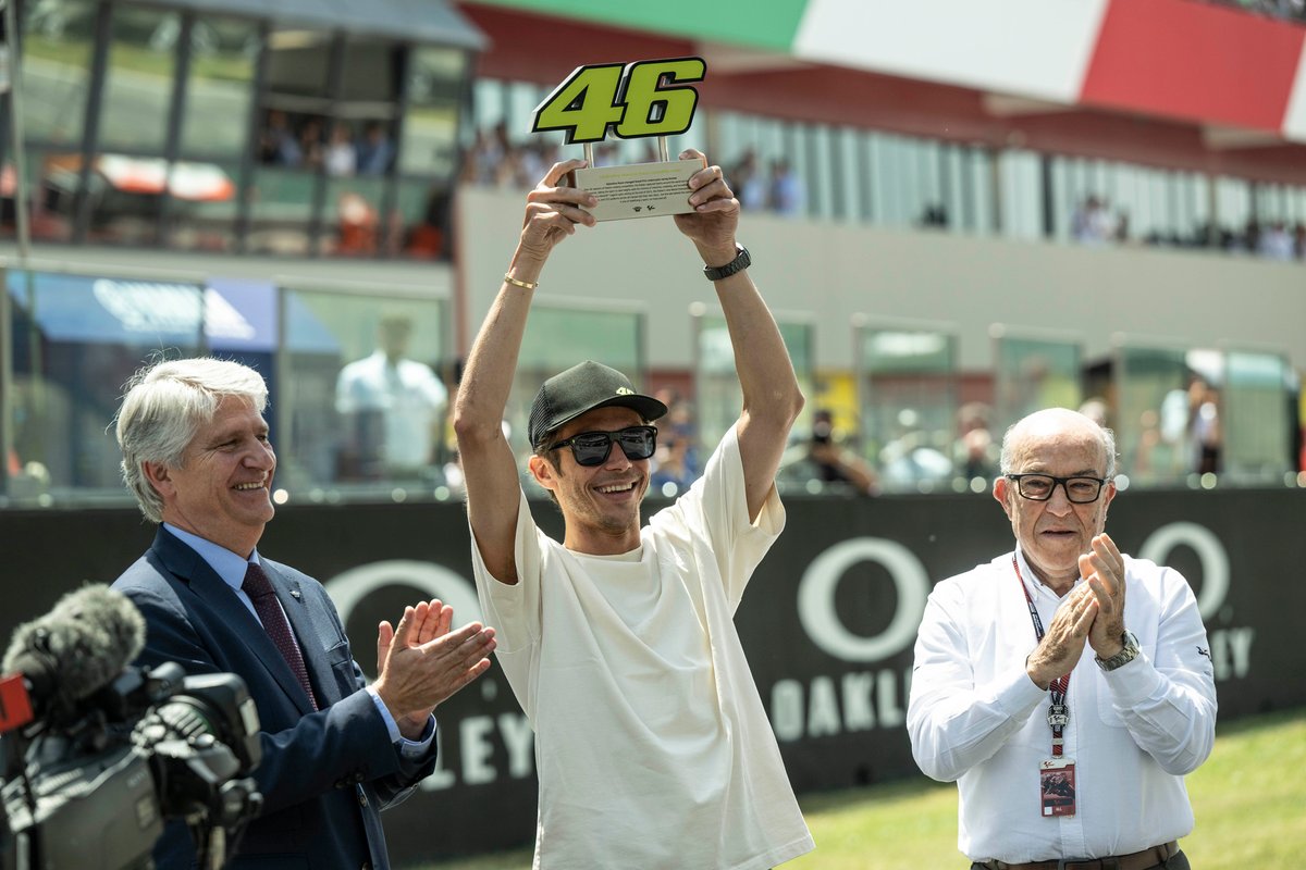 Valentino Rossi, retira su número 46 con Carmelo Ezpeleta, CEO de Dorna