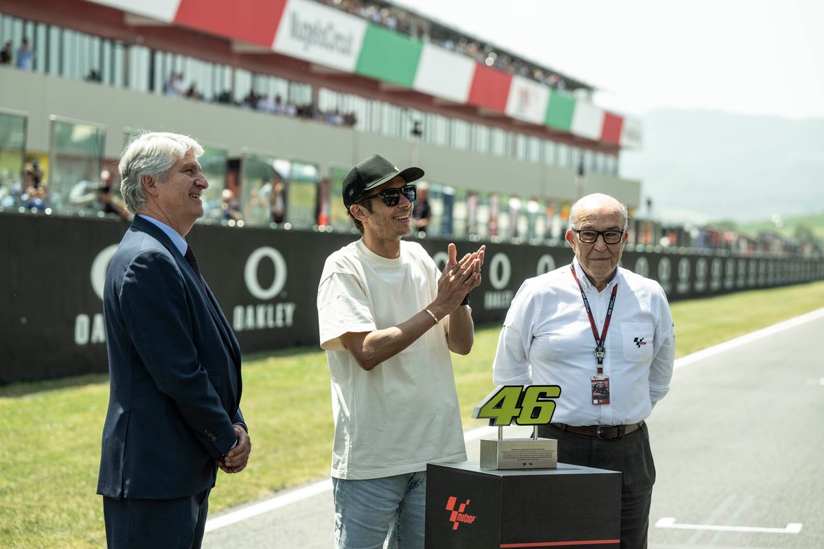 Valentino Rossi, retira su número 46 con Carmelo Ezpeleta, CEO de Dorna