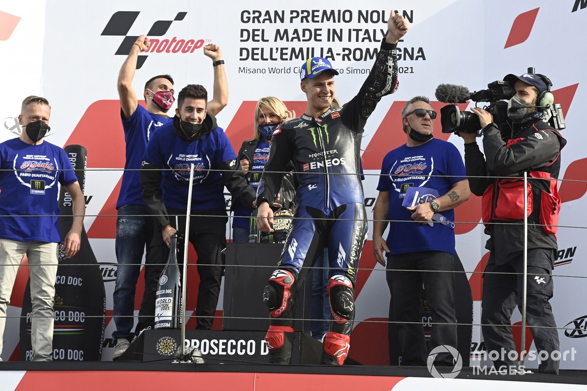 El campeón del mundo Fabio Quartararo, Yamaha Factory Racing, celebra con su equipo