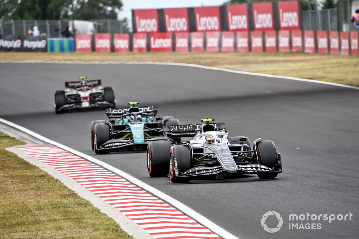 Yuki Tsunoda, AlphaTauri AT03, Sebastian Vettel, Aston Martin AMR22