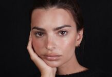 Model Emily Ratajkowki won't reveal her baby's gender until she's "18 years old and tell us."