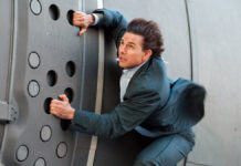 The madness of Tom Cruise: a motorcycle, a ramp and a parachute