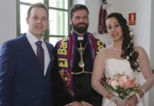 A councilor from Podemos marries a couple disguised as a priest and with a Barça scarf