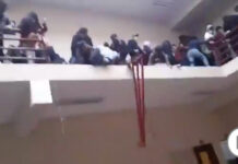 Bolivia: Seven university students die after falling from a fourth floor after breaking a railing