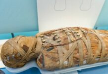How does the natural mummification of a body take place?