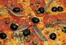 Anchovies and pickles pizza, easy step-by-step recipe