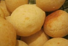 Light gluten-free cheese bread: Pão de queijo