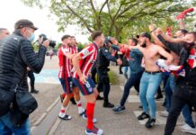Atlético players celebrate with the fans without a mask and force the Police to intervene