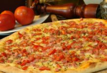Pizza amatriciana, homemade recipe