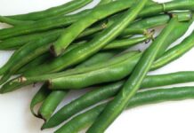 Green beans with blueberries, goat cheese and serrano ham, a healthy step-by-step recipe