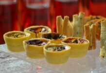 Baked bread dishes to serve soups or salads