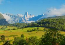 The most emblematic towns to enjoy nature this summer