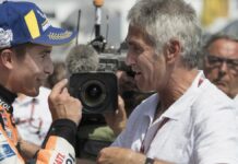 Marc Márquez looks at himself in Doohan's mirror | MotoGP