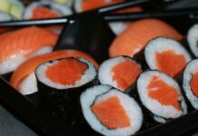 Rose-shaped rolls, with salmon and nori seaweed