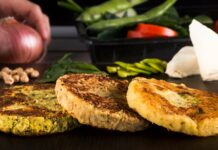 Vegetable burgers with yogurt sauce