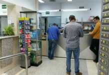 Post offices open late on tax day