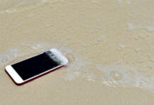 The beach and the sea can damage your smartphone: how to protect it