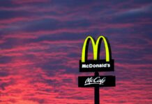 The entire workforce of a McDonalds branch quits at once – shop run by "young people"