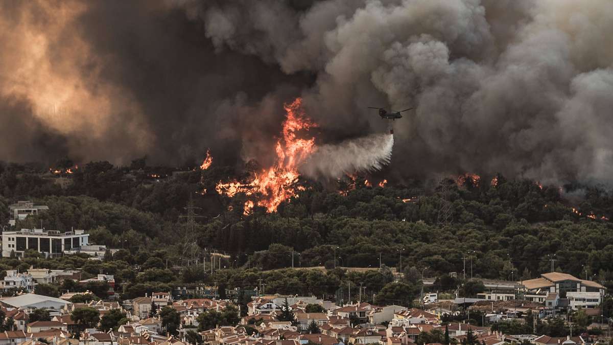 Devastating forest fires in Greece: fire reaches suburbs of Athens ...