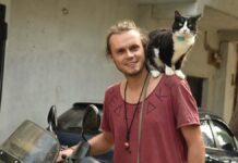 Around the world with the cat Mowgli and a motorcycle