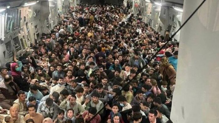 26741369-afghanen-in-us-flugzeug-kef
