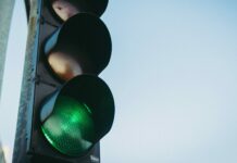 Red, yellow and green: What is the origin of this traffic light signaling?