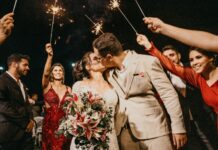 They send invoices of 200 euros to the guests who did not attend their wedding
