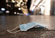 "Can shoot you too" – mask opponents threaten shop assistants