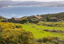 A Galician village with sea views for sale for 200,000 euros