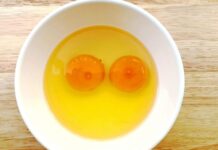 Red spots on eggs: what does it mean? They are dangerous?