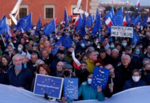 Thousands of people demonstrate in Poland to demand that the government remain in the EU