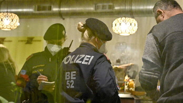 27498569-polizisten-kontrollieren-im-november-2021-in-die-einhaltung-von-2g-regeln-2eef-2