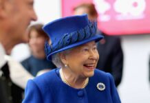 Queen Elizabeth II: embarrassing faux pas causes laughter