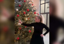 Barbara Schöneberger recreates the famous Christmas movie scene – fans laugh limp
