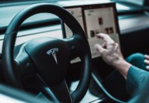 Baby Tesla: a mother gives birth in the car while her husband drove on the autopilot