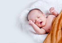 My baby is very startled when sleeping: is it normal?