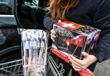 Firecrackers ban on New Year's Eve: Insane queue in front of the fireworks shop in Poland
