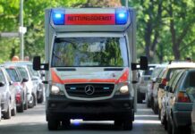 Paramedics treat injured man: suddenly a passer-by is going too far