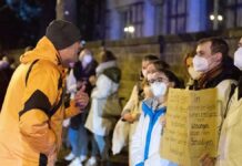 Dresden: Students stand protectively in front of the clinic – and are surrounded
