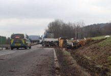 "Adventurous salvage attempts": construction crane slips in a ditch, the driver disappears