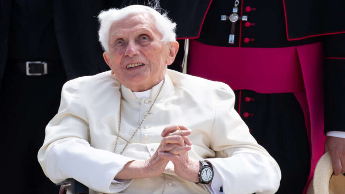 27933606-papst-benedik-xvi-korrigiert-seine-aussage-ueber-seinen-kontakt-zu-katholischen-priestern-die-kinder-missbraucht-haben-archivbild-1xeqemxjflef