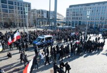Corona demo in Dresden: right-wing extremists attack journalists
